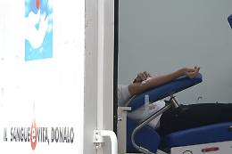 La sede dell'Avis è inagibile, l'assessore si fa le foto davanti per la festa: scoppia la polemica