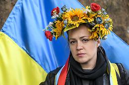 Torino, corteo per l’Ucraina con una bandiera di 50 metri: “L’Ucraina è viva”