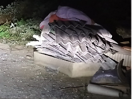 Sotto il cavalcavia di via Parini una discarica nascosta piena d'amianto