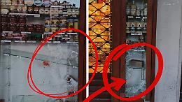 Torino, doppia spaccata in un’ora all’Enodolceria di piazza Statuto: ladro forzuto porta via funghi e champagne in bici