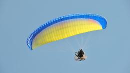 Cade con il parapendio dopo il decollo dal Belice: 50enne elitrasportato al CTO di Torino