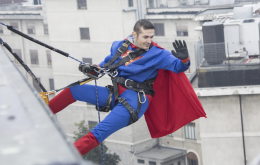 Quando i supereroi scendono dal cielo: Halloween di emozioni all’Ospedale di Ivrea