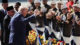 Trump arriva in Malesia e balla con i danzatori all'aeroporto