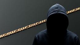 Raggiro al mercato di San Mauro: uomo derubato della collana d’oro dopo l’approccio di una donna