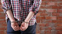 Ruba birra e parmigiano al supermercato, poi aggredisce un commesso: arrestato un trentenne a Biella