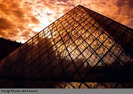 Louvre, sette minuti per svuotare una teca: due arresti e una caccia al bottino da 88 milioni che incalza Parigi