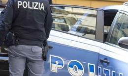 Due arresti a Torino dopo una spaccata in centro: usavano un tombino per sfondare le vetrine