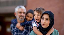 Permessi di soggiorno in calo del 12%, ma crescono lavoro e domande di asilo: il nuovo volto dei cittadini non comunitari in Italia