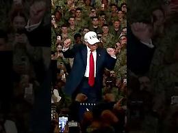 Trump scatenato in Giappone balla sulle note di YMCA con i soldati (VIDEO)
