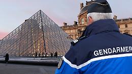 Louvre, preso il “terzo uomo”: la caccia ai gioielli continua