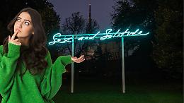 “Sex and Solitude”: la provocazione di Tracey Emin accende il Natale torinese