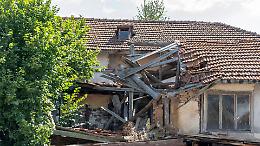 Crolla il tetto di una casa nel centro storico: sfiorata la tragedia a Cigliano