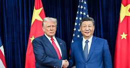 Trump e Xi si stringono la mano (ma non firmano nulla): tregua finta, guerra vera