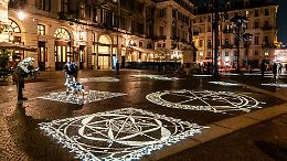 Torino accende “Swarms”: il grattacielo della Regione diventa un palcoscenico di luce (FOTO e VIDEO)