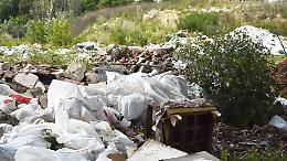 Cortile trasformato in una discarica abusiva: denunciato un 43enne
