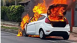 Paura a Leinì: auto prende fuoco in via Torino
