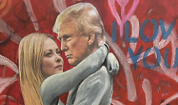 A Settimo Torinese, Meloni e Trump avvinghiati in un quadro: bufera sulla sindaca Elena Piastra e su “Paraculissima”