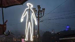 Sotto il cielo che non brilla (solo) di luminarie