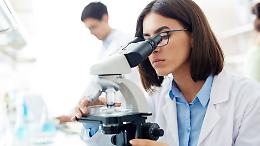 Ricerca, l’Italia spende solo il 44% dei fondi PNRR: tra burocrazia, disparità territoriali e il nodo del futuro dei ricercatori