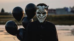 Adolescente torturato da tre coetanei: sequestrati telefoni e video 