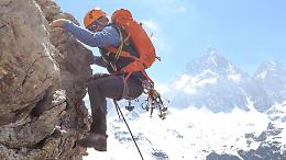 Tragedia sull’Himalaya: un italiano morto e due dispersi tra le vette del Nepal