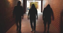 Cento ragazzi in piazza per il 15enne aggredito ad Halloween: “Lui non deve vergognarsi di nulla”