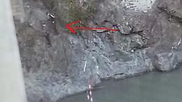 Si arrampicano sulla parete rocciosa della Doraa Ivrea. Arrivano i vigili. Sfiorata la tragedia al Borghetto