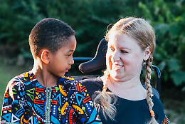 Italia, il paradosso delle famiglie: una madre disabile resta senza assistenza dopo anni di sacrifici. E ora deve chiedere aiuto per poter vivere con suo figlio