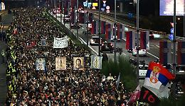 Belgrado si spacca: la madre digiuna, il presidente sorride