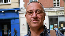 Prete dei migranti accusato di abusi sessuali: il missionario dei poveri che avrebbe violentato chi cercava salvezza