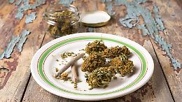 Lancia 4 etti di hashish dalla finestra: arrestato un 22enne durante un blitz all’alba