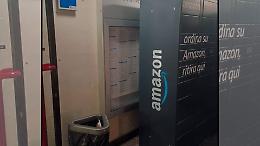 Alla stazione di Venaria il tabellone sparisce: al suo posto, un deposito Amazon