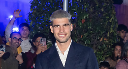 Brutta scena a Torino: un VIDEO mostra un fan che insulta Carlos Alcaraz mentre rientra in hotel