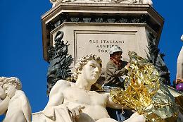 Extinction Rebellion a Torino ricopre di teli termici la statua di Cavour: “Tassare i ricchi, fermare il collasso climatico”