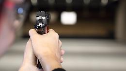 Paura in aula a Torino: un 15enne punta una pistola al professore di matematica