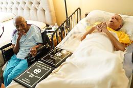 “Ottantatré anni dopo, si dicono ancora ‘ci amiamo’: la storia incredibile di Lyle ed Eleanor, i coniugi più longevi del mondo”