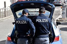 Lite in Santa Rita a Torino: cerca di rubare un cane e poi si lega a un palo. Un agente ferito (VIDEO)