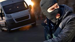 Comando armato ruba un furgone di giornali: la camorra zittisce l’informazione in Campania