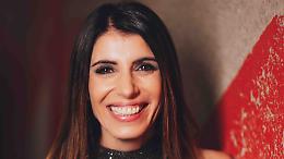 Giorgia bloccata nel traffico, i fan la riconoscono e intonano il suo brano (VIDEO)