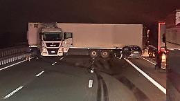 Tir fuori controllo sulla Torino-Piacenza: autostrada bloccata e paura nella notte