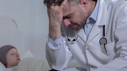 Tumori in aumento, personale in fuga: la sanità italiana rischia di non reggere l’urto