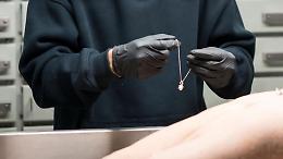 Furti all'obitorio, gioielli rubati ai defunti: indagine shock su sei operatori dei servizi funebri comunali