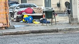 Panchine usate come letti: a Torino, il degrado è all'ordine del giorno