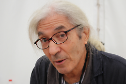 Un aereo, una grazia, una beffa. Boualem Sansal vola a Berlino, la Francia applaude, l’Algeria detta le regole