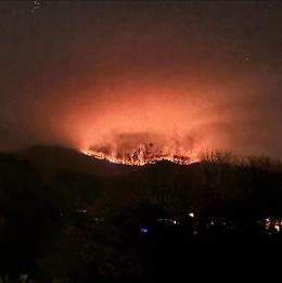 Piemonte, incendio nel bosco: i vigili del fuoco continuano la loro corsa contro il tempo