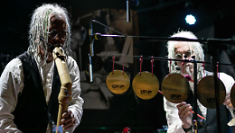 Favria accende la pace: l’Esercito del Piccolo Pesce trasforma l’arte in solidarietà
