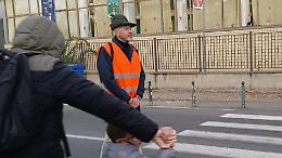 Il nonno vigile non c'è? Ci pensa il sindaco, che scende in strada con il cappello da Alpino