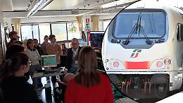 Dentro la sala di controllo dei treni piemontesi: 60 studenti del Politecnico scoprono le ferrovie da vicino
