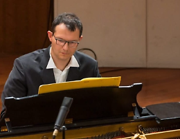 Il pianista salvato dalla chirurgia del San Luigi torna a suonare per i suoi medici