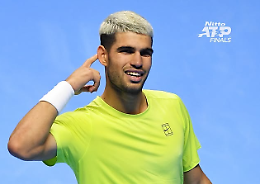 Alcaraz travolge Auger-Aliassime e vola in finale: a Torino sarà sfida stellare con Sinner per il trono delle ATP Finals